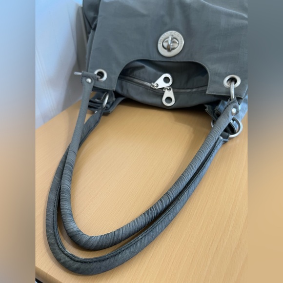 Baggallini Nylon Shoulder Bag Turnlock Stud Details - Picture 7 of 9